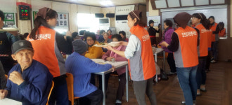포항 오천읍사무소·자원봉사센터 `사랑의 무료급식` 봉사