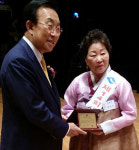 정욱자 새마을운동 울릉군지회 저동1리 부녀회장 경북도 새마을여인상 수상 영예