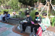 대구 삼덕초교 `시인의 숲`에서 독서해요