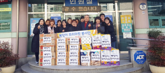 포항시 복덩이프리마켓봉사단 우창동행정복지센터에 쌀·라면 전달