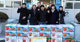 청송 안덕면청년회, 면사무소에 사과 기탁