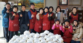 포항 제철동 지역사회보장協 이웃에 떡국떡 전달
