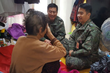 해군 6전단, 포항 청림동 홀몸 어르신 위문금 전달