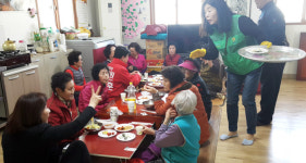 포항 용흥동주민센터 경로당 어르신에 음식 대접