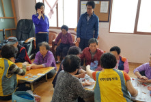 포항 북구청·용흥동한마음봉사팀 청하면 용두1리 노인 서금요법 봉사