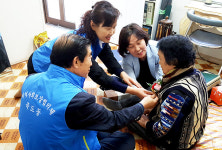 포항 죽도동행정복지센터 무의탁 노인 카네이션 달아주기