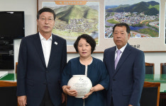 청송郡, 청송 사기장 故 고만경 선생 유족에 청송백자 복원·전승 공로패 전달