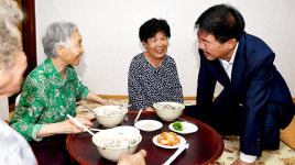 대구 해안동 새마을지도자協, 방촌경로당 노인에 백숙 대접