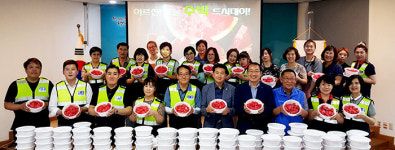 포항 해도동행정복지센터 어르신 200가정에 수박 전달