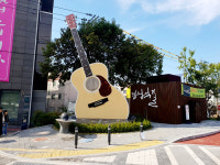 김광석 길에 기타 조형물 설치