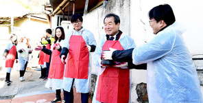 김충섭 김천시장·직원들 독거노인 가정에 연탄배달