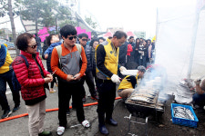 구룡포읍민도서관 운영위, 구룡포과메기축제서 봉사활동