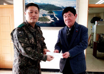 윤석창 영덕대대장, 조현국 축산면장에 헌혈증 50장 기부