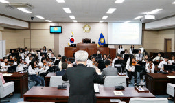 감미로운 클래식 음악, 의회 물들이다