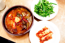 손으로 만든 음식은   입에 남고,   머리로 만든 음식은   몸에 남는다.   가슴으로 만든 음식은 가슴에 남는다.