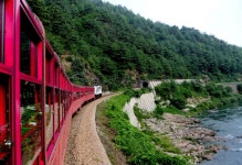 하늘과 땅 사이 떠도는 바람에서 달콤한 향기가…