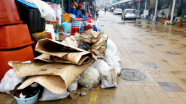 치워도, 닦아도 줄지 않네요 울진시장 상인들의 힘겨운 사투