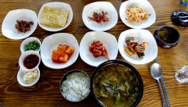 바쁜 걸음 쉬어가게 하는, 과하지 않게 담박한 맛을 찾다