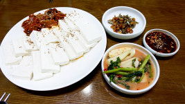 바쁜 걸음 쉬어가게 하는, 과하지 않게 담박한 맛을 찾다