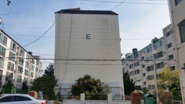 철제 구조물에 의지한 채 위태로운 거주