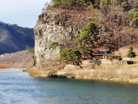 달빛에 산 그림자 강에 기울이고…