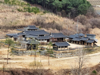 달빛에 산 그림자 강에 기울이고…