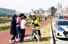 경산署, 시민에 핸드크림 등 나눠주며 교통사고 예방홍보