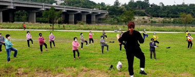 야외 체조교실, 어르신의 활력소 역할 톡톡