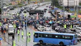 비 오는 거리 나선 주민들