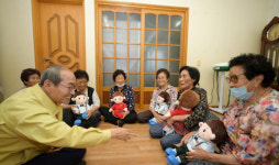 청도군, 노인 54명에 말하는 반려인형 전달