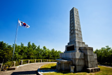 우리네 애환 품고 영일만을 바라보고 있는 낮은 산