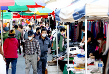 거리두기 1단계… 흥해 장날 활기
