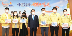 김충섭 김천시장, 출산 앞둔 직원들에게 축하선물 전달