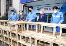 포항제철소, 홀몸 어르신에 직접 만든 원목밥상 기부