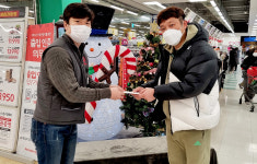 홈플러스 영주점·영주시우슈협회, 어려운 이웃돕기 성금 전달