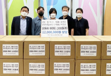 동아즈·더필코리아, 청곡복지관에 운동화 1천200켤레 전달