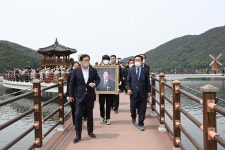 영원한 MC 송해, 부인묘역 옆에 영면
