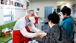 앞치마 입은 오도창 영양군수초복 맞이 삼계탕 데이 봉사