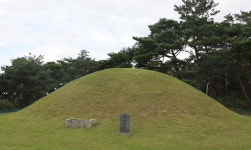 삶과 죽음이 분리되지 않은, 사람들을 불러 모으는 왕릉