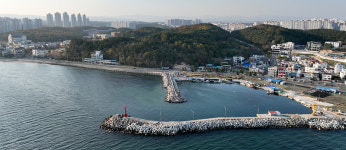 짙푸른 가을바다와 작은 어촌의 고요함에 스며들다