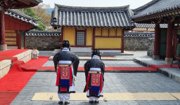 목련과 함께 찾아온 경주 오릉의 봄