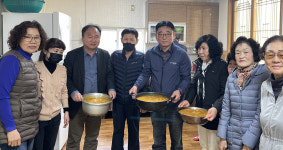 포항 오천읍행정복지센터, 지역 어르신들에 호박죽 전달
