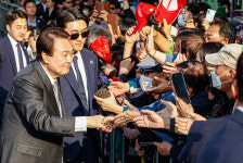 서문시장 방문·야구장 시구 TK 민생행보