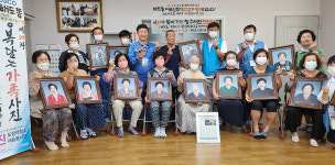 포스코 사진봉사단, 해도동 부녀경로당 장수사진 기증식