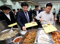 도청 구내식당에 국내 수산물 안심하고 드세요