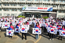 대구 산격청사에 휘날린 123명 독도사랑 태극기 물결
