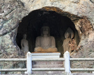 석굴사원의 효시, 군위 아미타여래삼존석굴