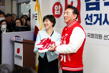 3선의 힘으로 경주 발전 견인 김석기 후보 선거 사무소 오픈