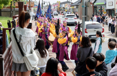 경주 관광객 눈길 사로잡은 신라 고취대