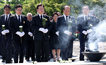 노무현 전 대통령 서거 15주기… 정치권 인사들 봉하 집결
